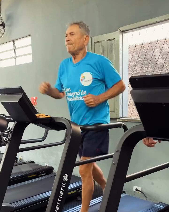 Seu Francisco correndo na esteira.
