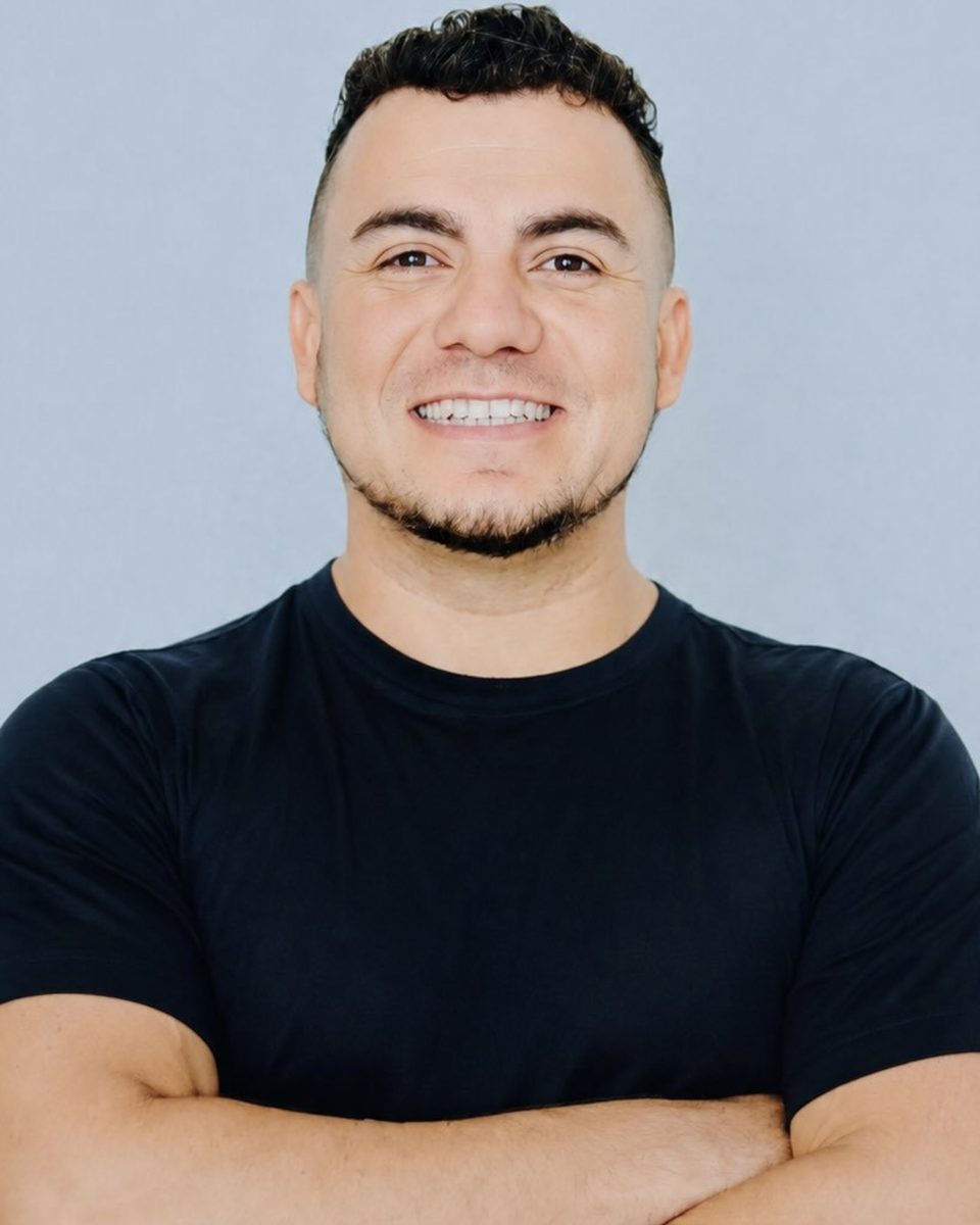 Nilberto Soares, personal trainer, de braços cruzados e sorrindo